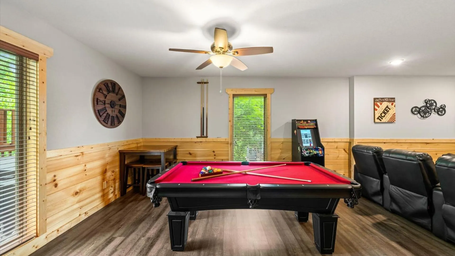 Cozy 2br Theater Gameroom Hot Tub Free Attraction Tickets