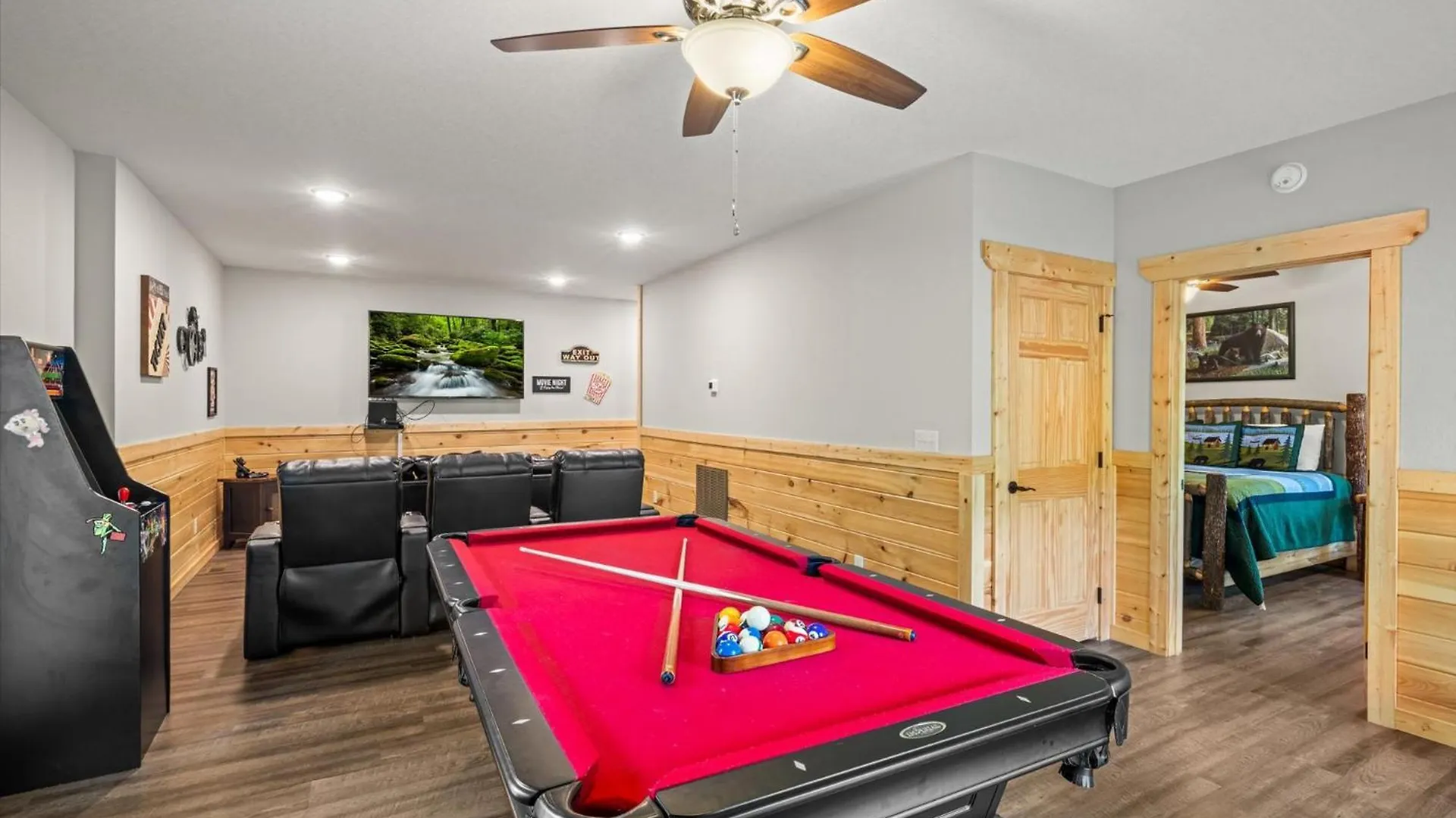 Cozy 2br Theater Gameroom Hot Tub Free Attraction Tickets Holiday home