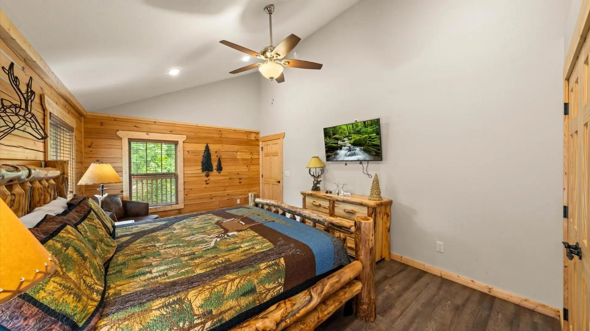 Cozy 2br Theater Gameroom Hot Tub Free Attraction Tickets Holiday home *