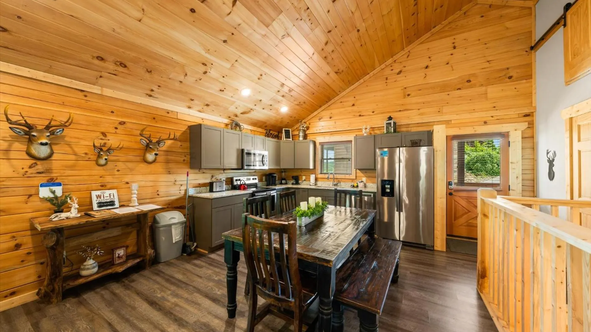 Cozy 2br Theater Gameroom Hot Tub Free Attraction Tickets Holiday home *