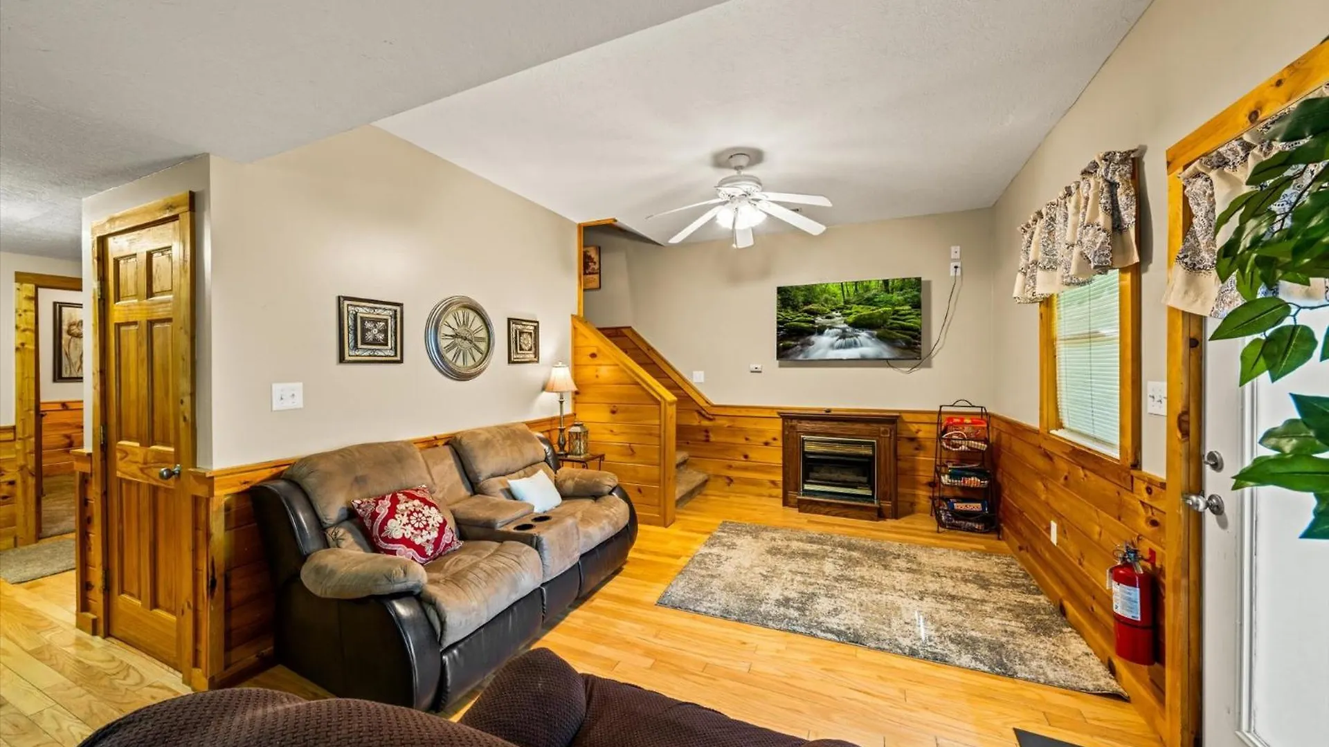 Spacious 5br 7 Min To Pkwy Hot Tub