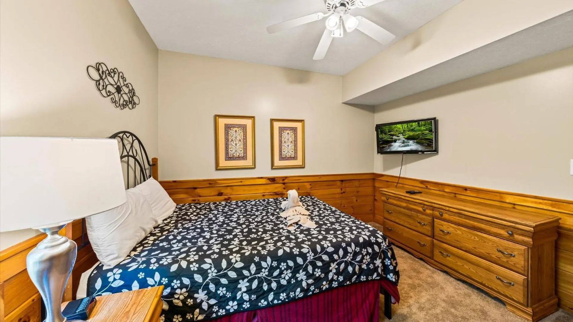 Holiday home Spacious 5br 7 Min To Pkwy Hot Tub