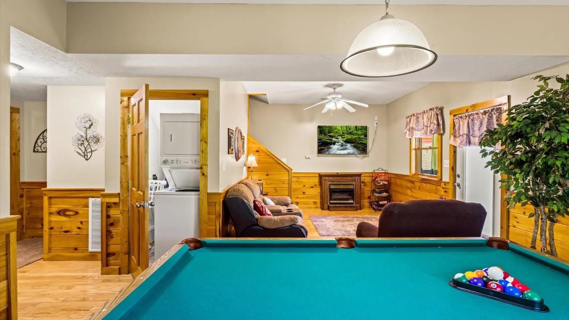Spacious 5br 7 Min To Pkwy Hot Tub Holiday home *