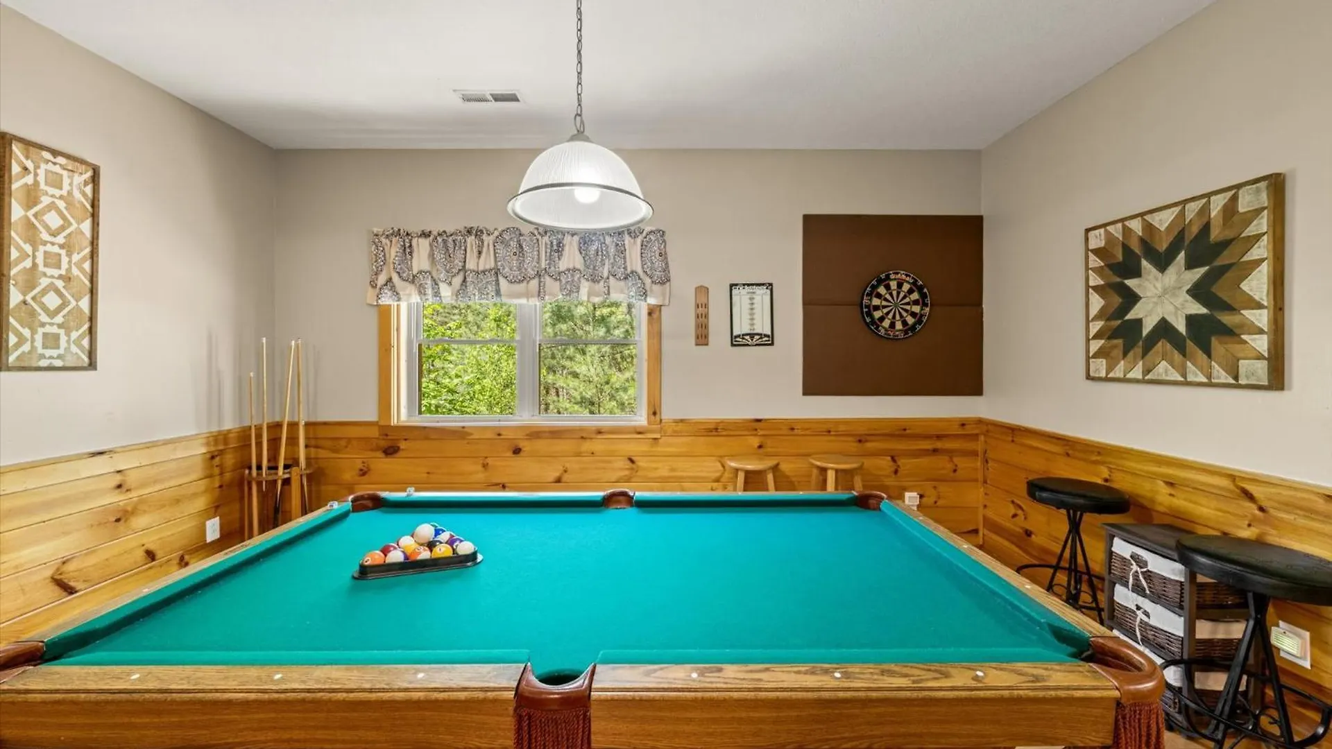 Spacious 5br 7 Min To Pkwy Hot Tub *