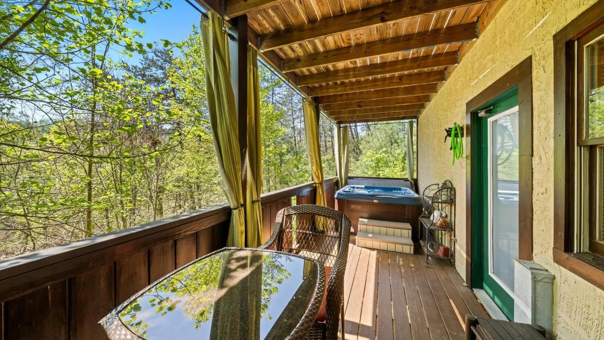 Spacious 5br 7 Min To Pkwy Hot Tub Holiday home *