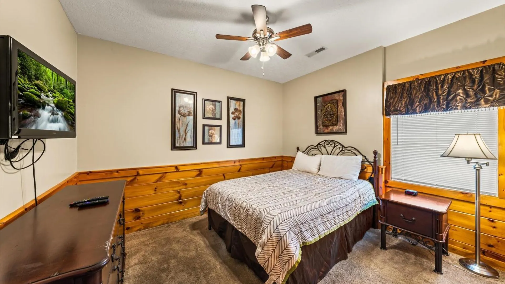 Holiday home Spacious 5br 7 Min To Pkwy Hot Tub *