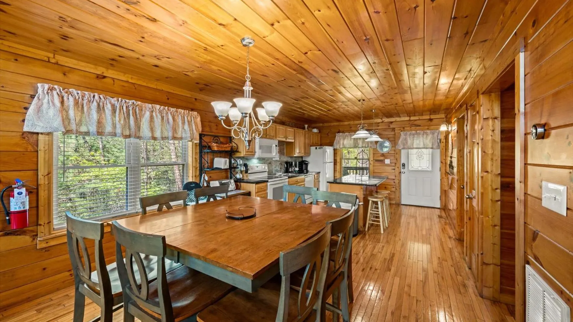 Spacious 5br 7 Min To Pkwy Hot Tub Holiday home