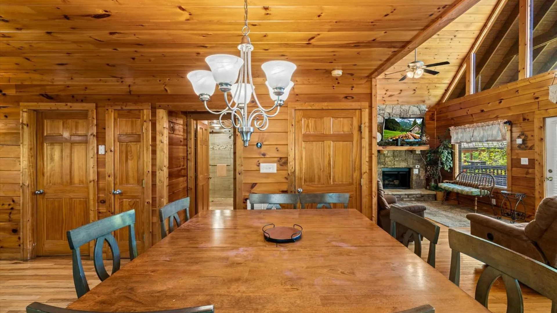Spacious 5br 7 Min To Pkwy Hot Tub *