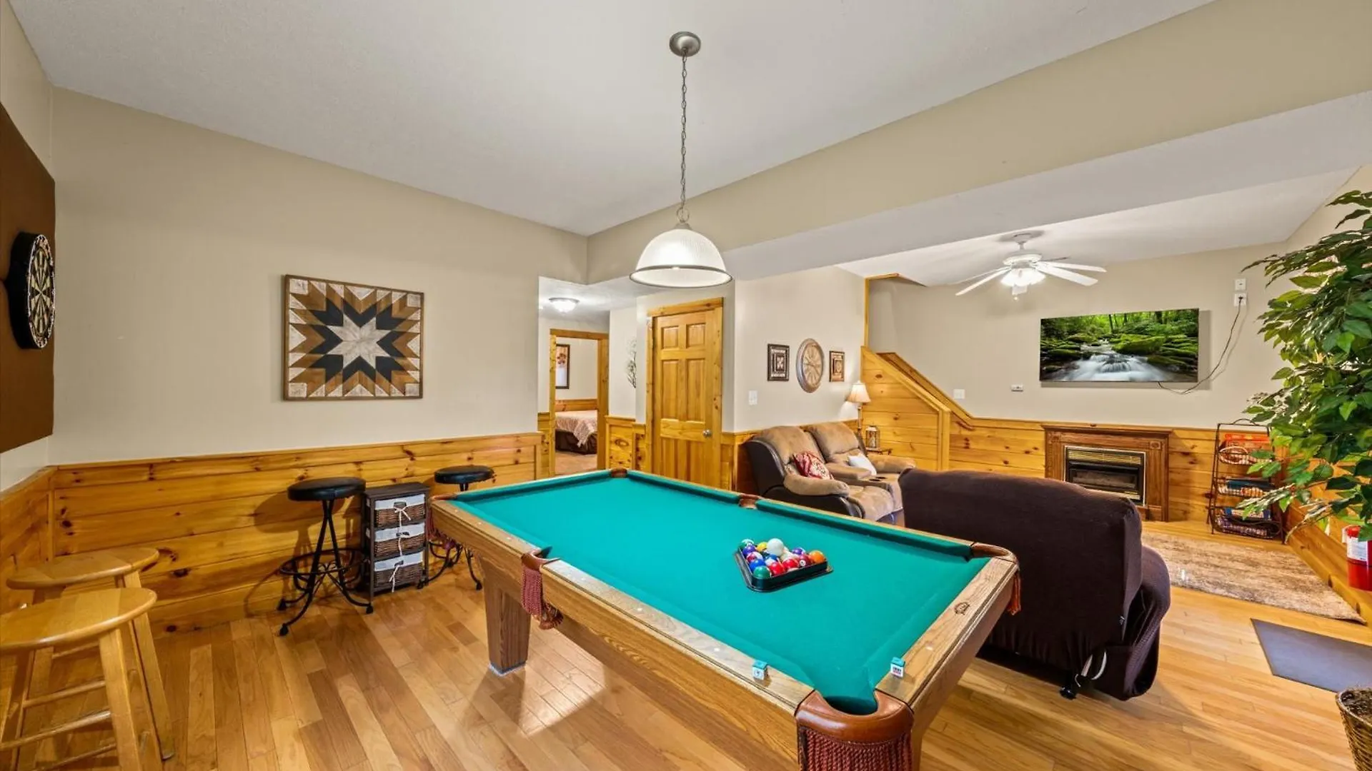 Spacious 5br 7 Min To Pkwy Hot Tub Holiday home