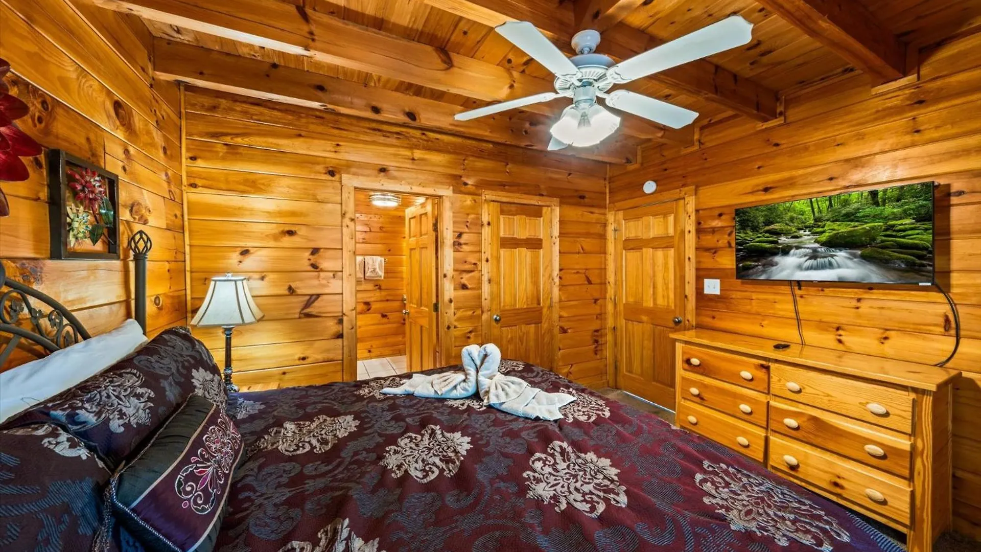 Holiday home Spacious 5br 7 Min To Pkwy Hot Tub