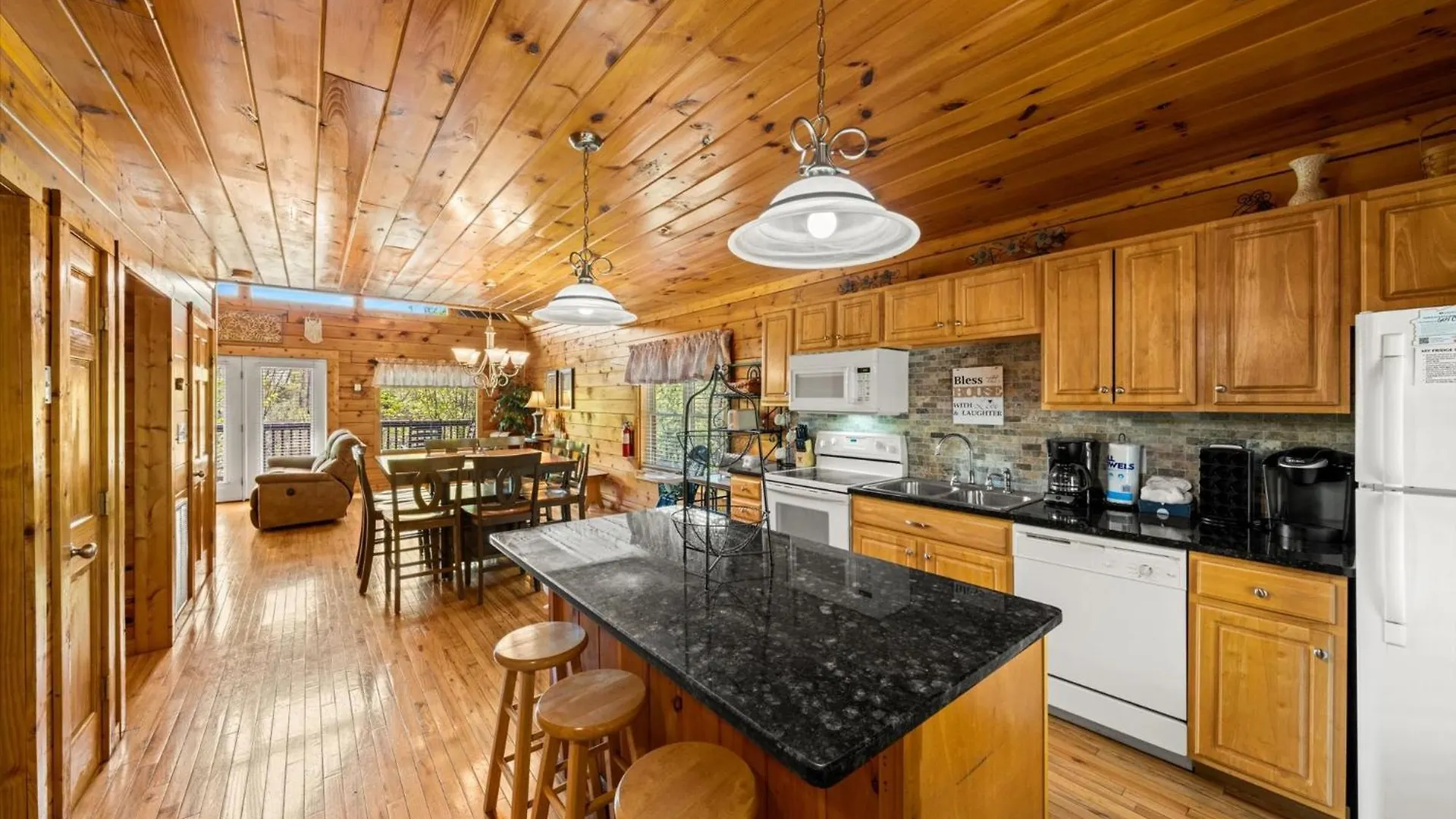 Spacious 5br 7 Min To Pkwy Hot Tub *