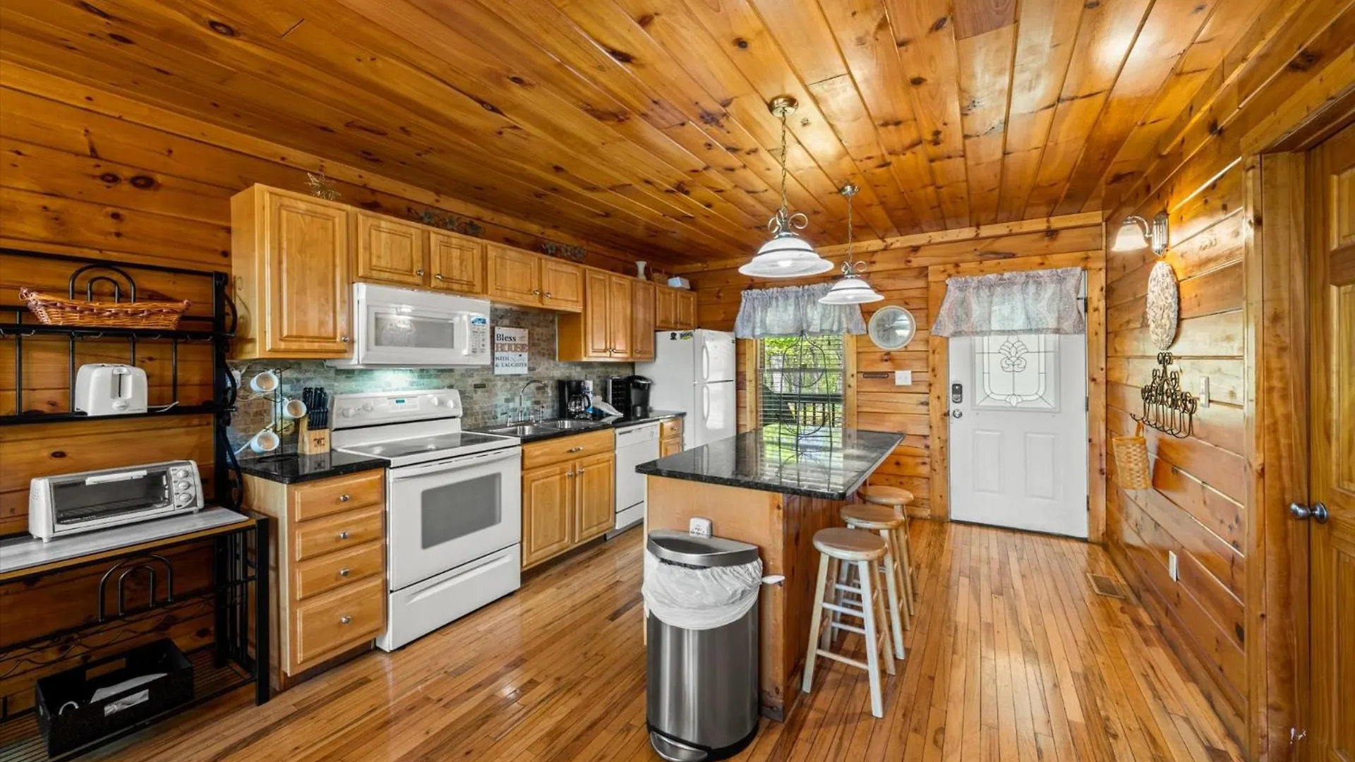 Holiday home Spacious 5br 7 Min To Pkwy Hot Tub