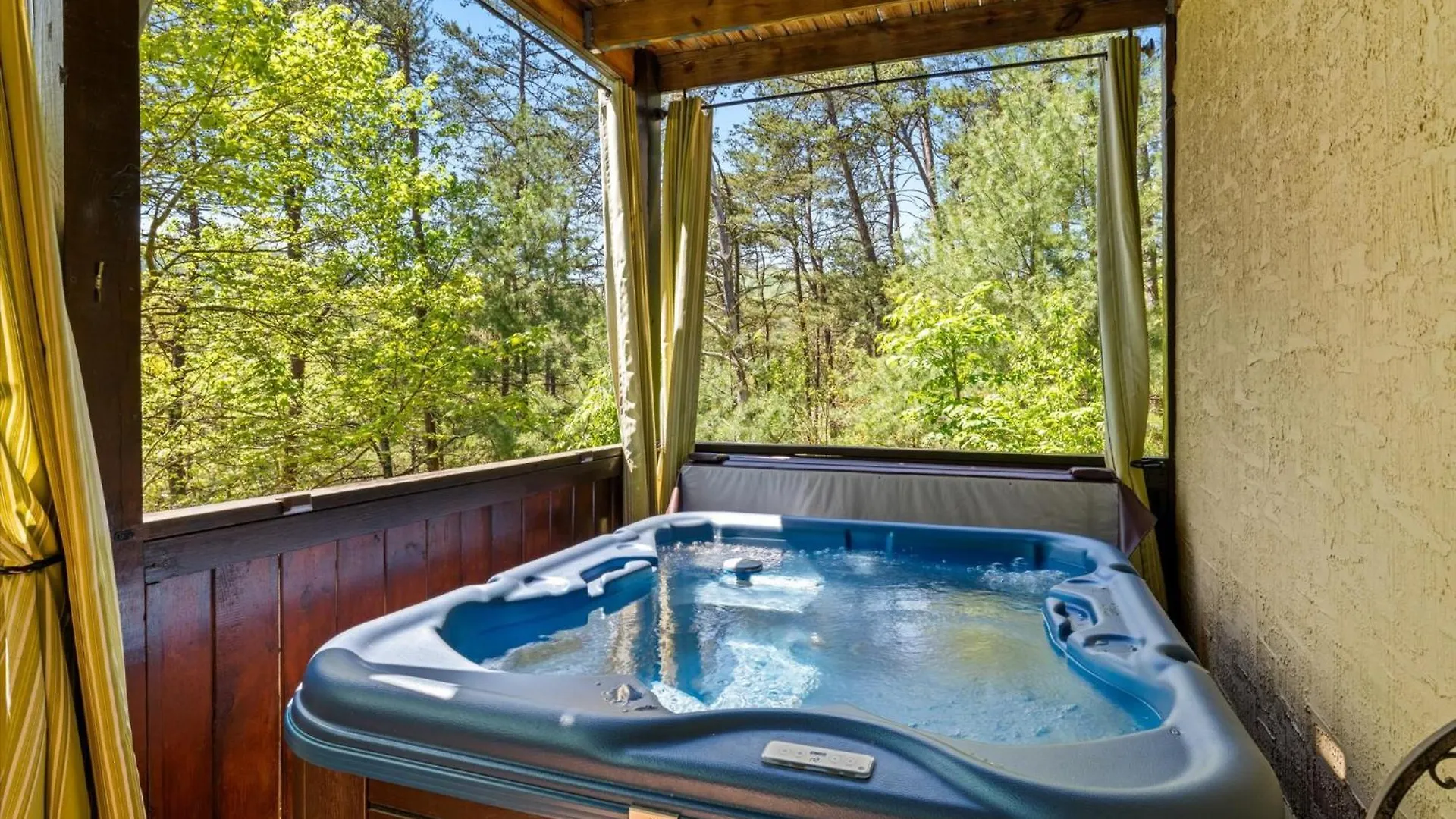 Holiday home Spacious 5br 7 Min To Pkwy Hot Tub *