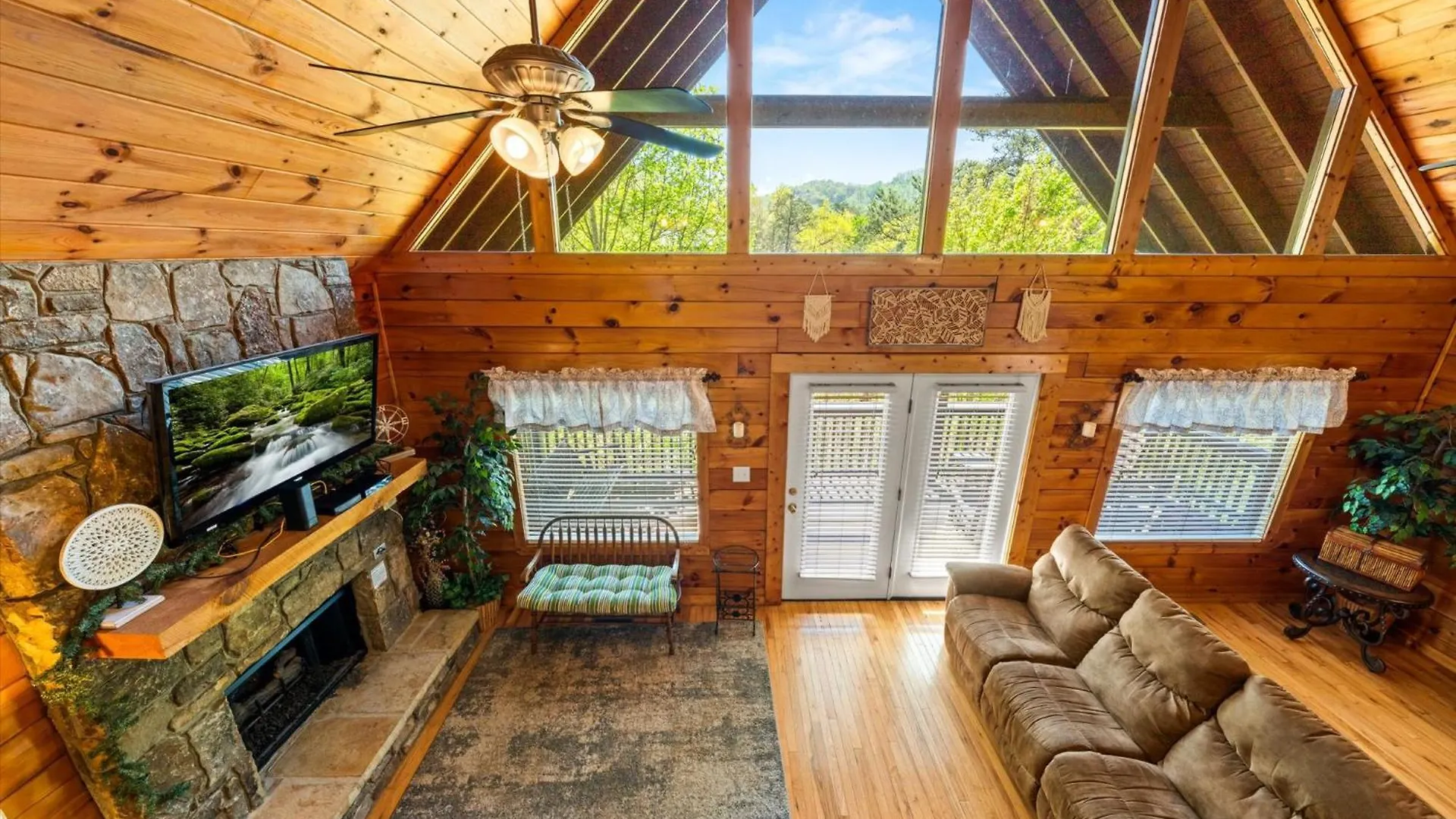 Spacious 5br 7 Min To Pkwy Hot Tub *