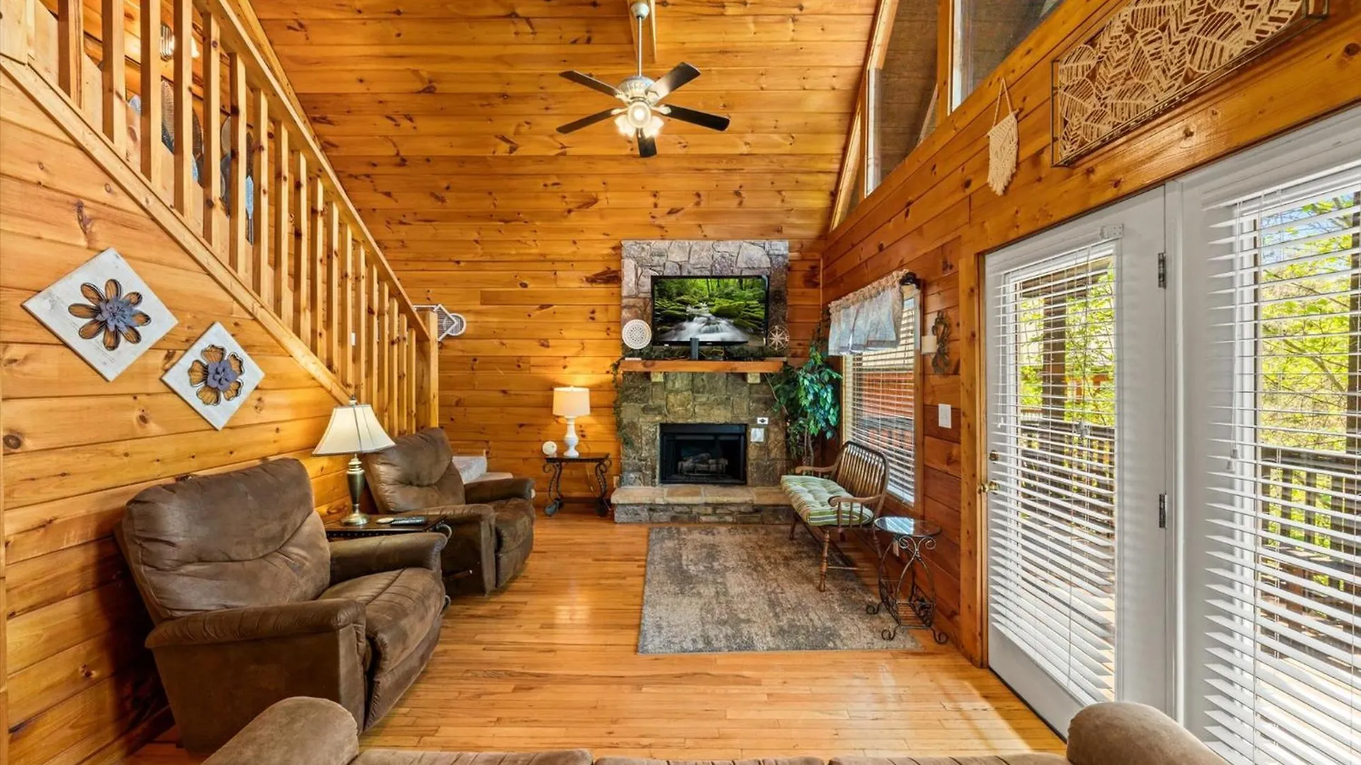 Spacious 5br 7 Min To Pkwy Hot Tub Holiday home