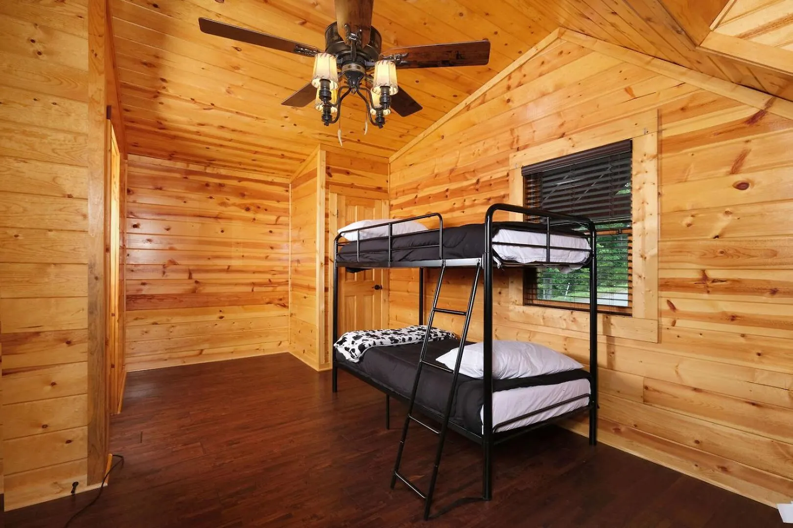 Modern And Spacious 3br Hot Tub Views Free Attraction Tickets Holiday home Pigeon Forge