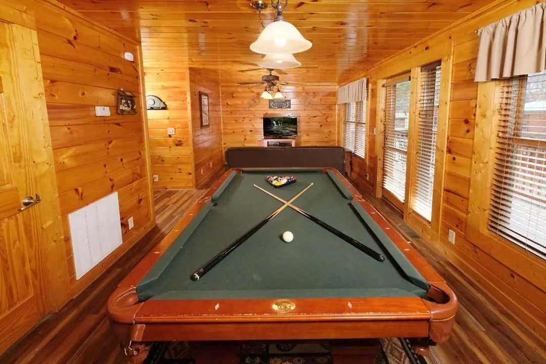 Spacious 4br 5 Min To Pkwy Hot Tub Free Attraction Tickets Holiday home Pigeon Forge