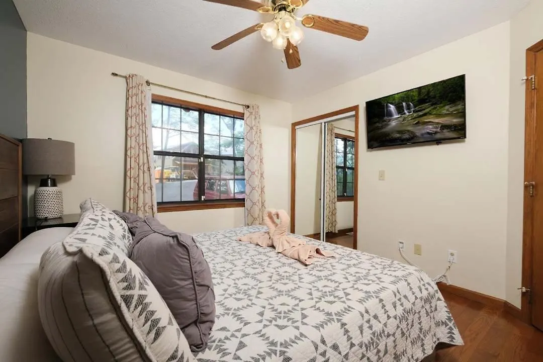Holiday home Pet Friendly 2br Just 10 Min To Pkwy! Free Attraction Tickets Pigeon Forge