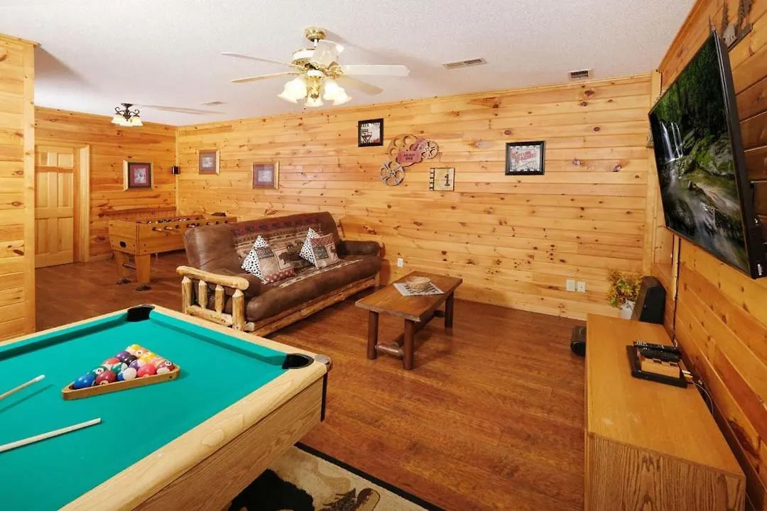 Holiday home Beauty And The Bear By Colonial Properties Pigeon Forge
