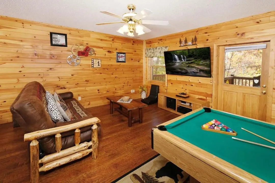 Beauty And The Bear By Colonial Properties Pigeon Forge