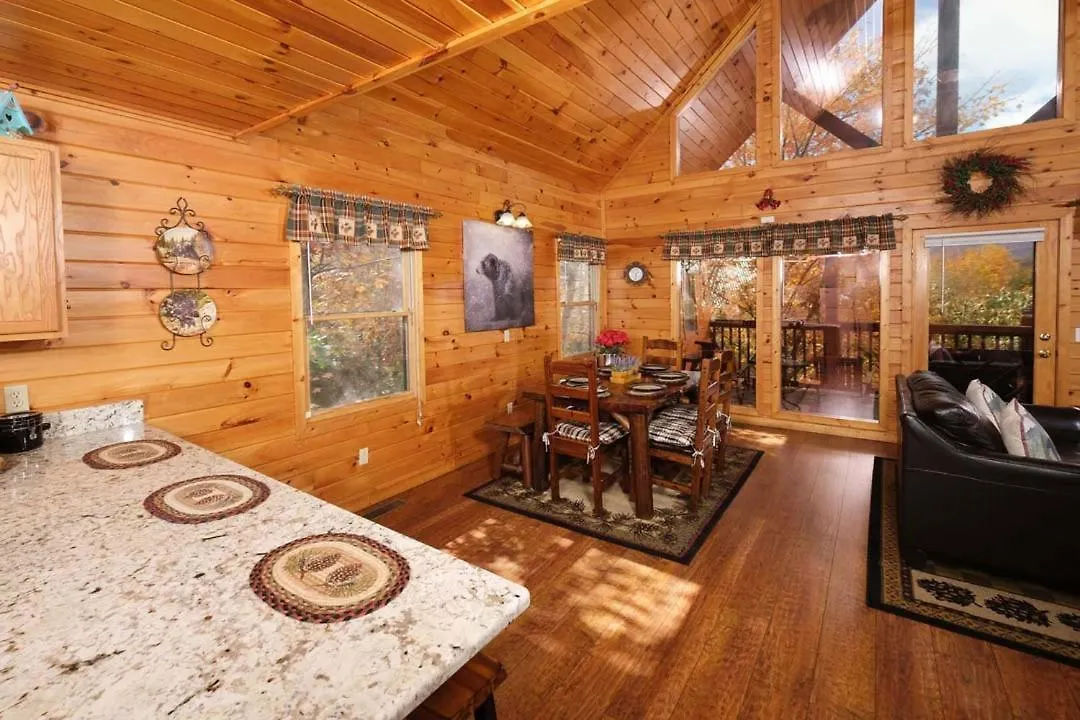 Beauty And The Bear By Colonial Properties Holiday home Pigeon Forge