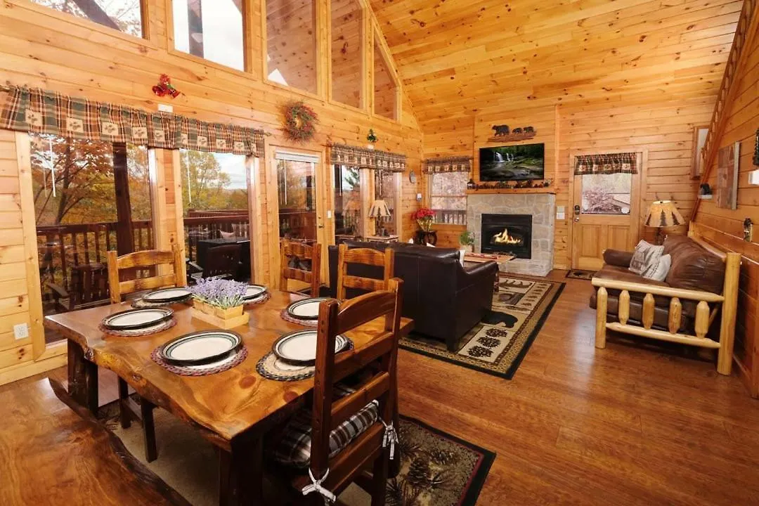 Beauty And The Bear By Colonial Properties Holiday home Pigeon Forge