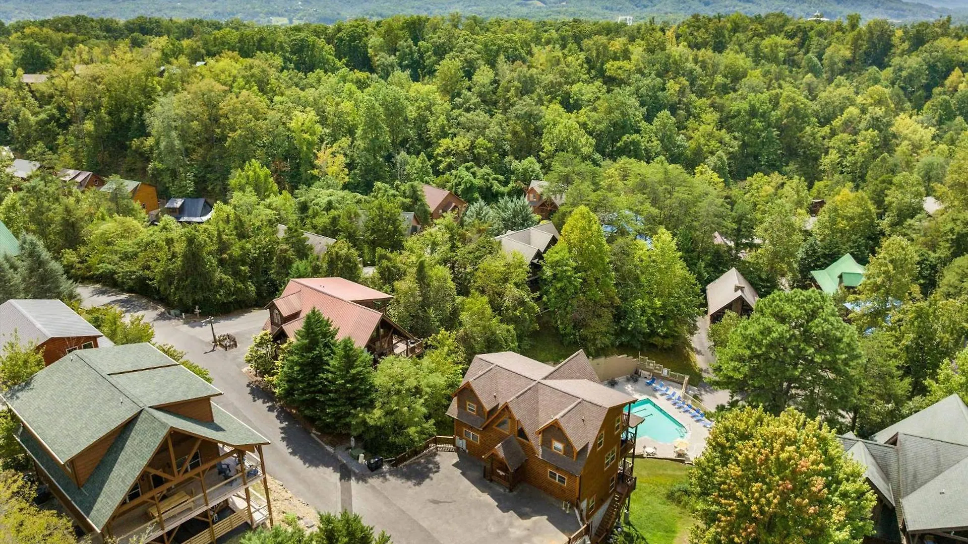 In & Out Pool, Near Dollywood, Game Room, Luxury Holiday home Pigeon Forge