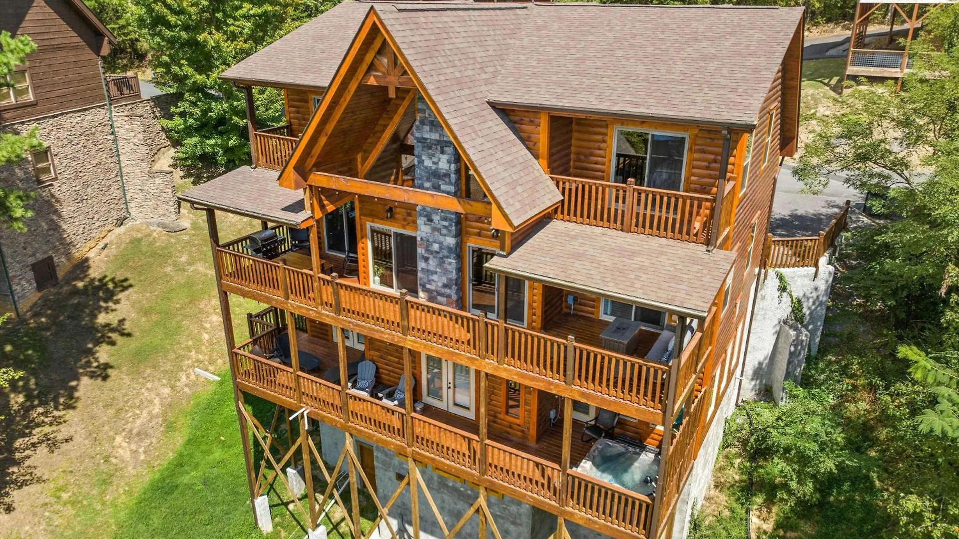 In & Out Pool, Near Dollywood, Game Room, Luxury Holiday home Pigeon Forge