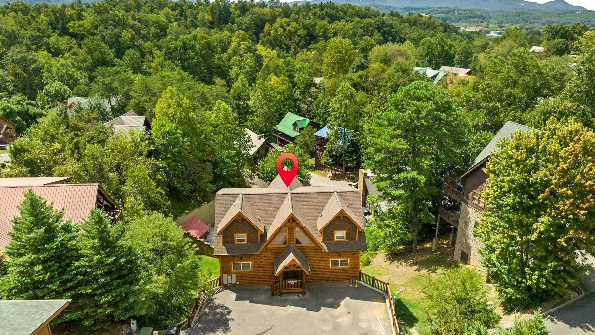 Holiday home In & Out Pool, Near Dollywood, Game Room, Luxury *