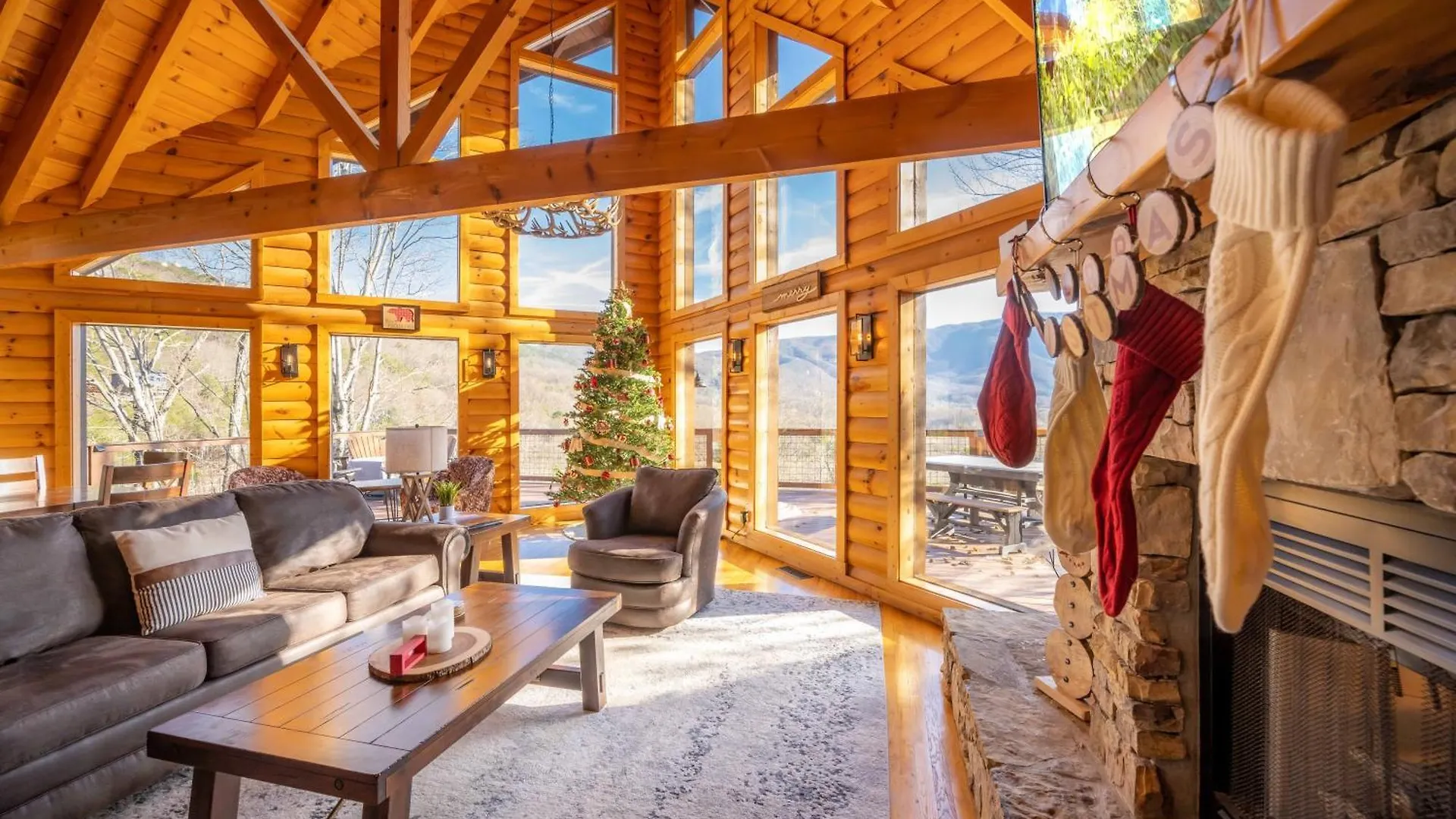 Breathtaking 5-bedroom Getaway With Game Room, Hot Tub, And Theatre *