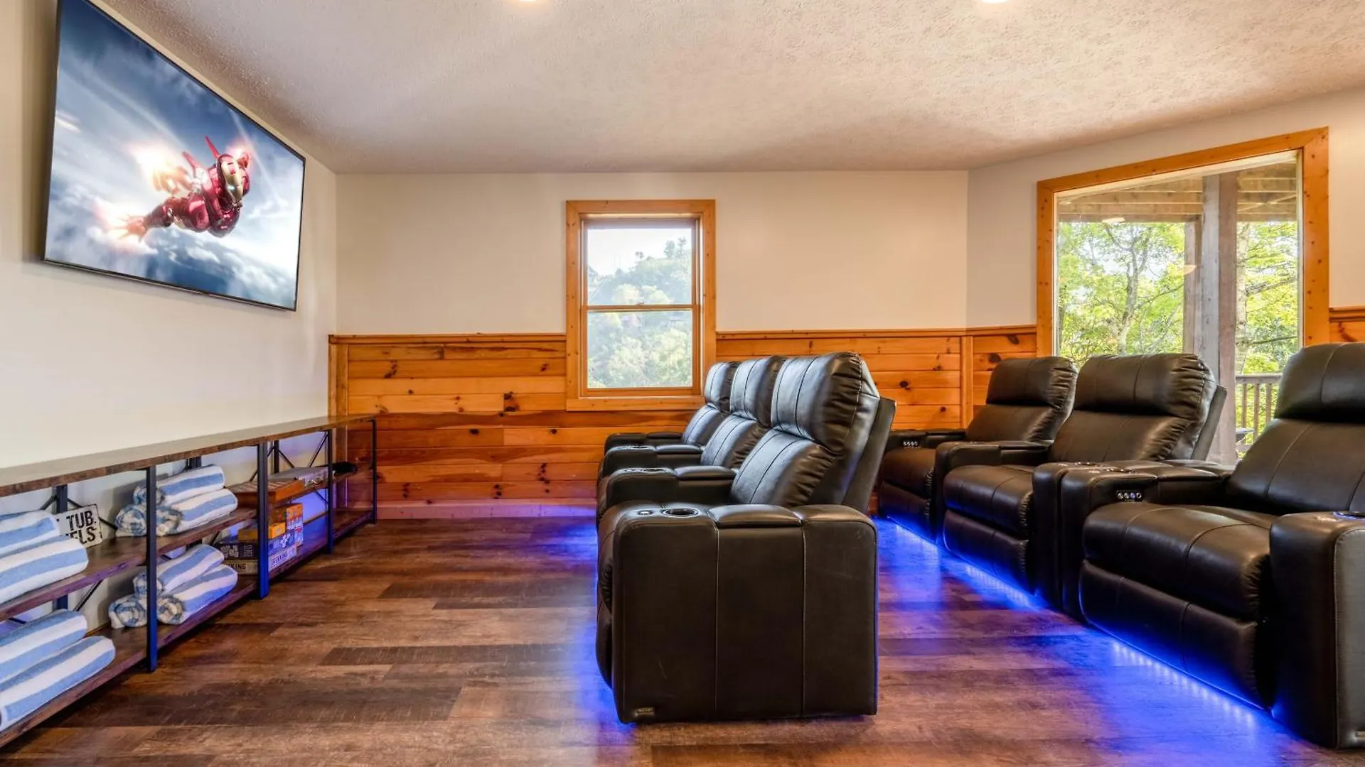 Breathtaking 5-bedroom Getaway With Game Room, Hot Tub, And Theatre Pigeon Forge
