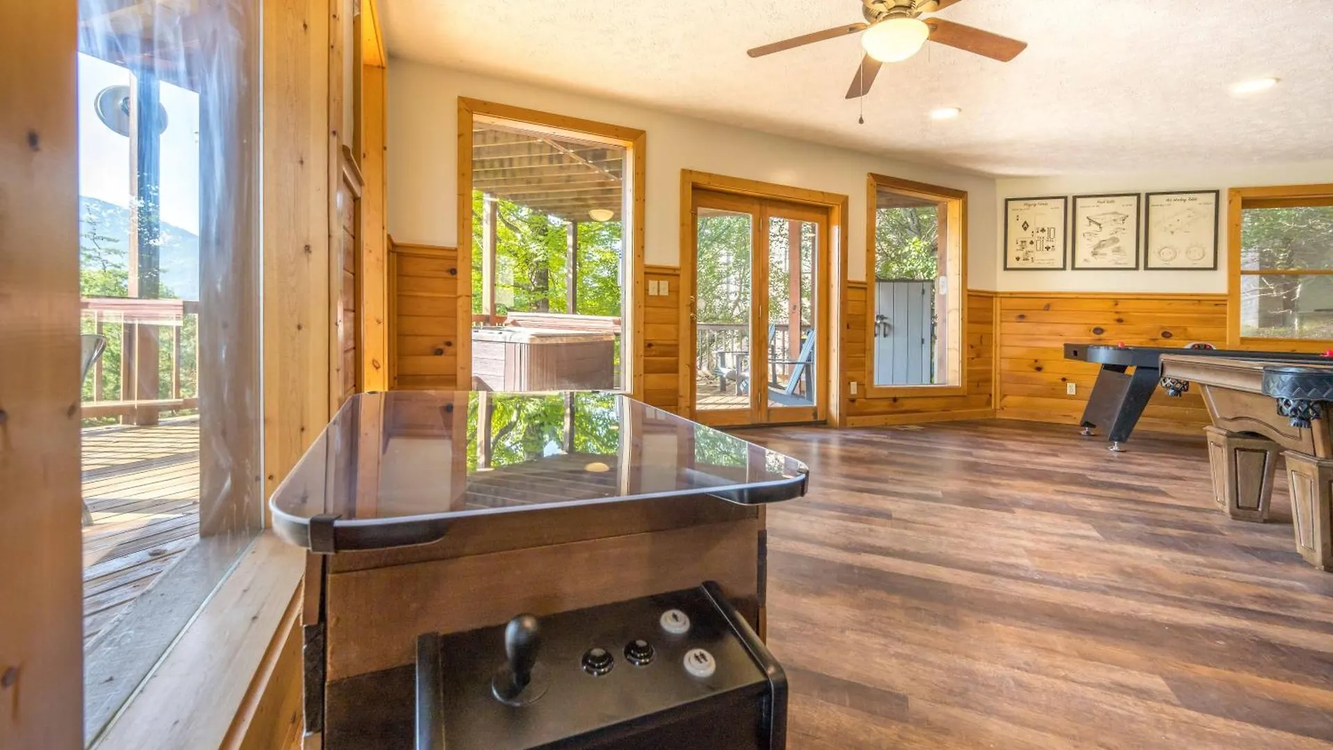Breathtaking 5-bedroom Getaway With Game Room, Hot Tub, And Theatre Holiday home *