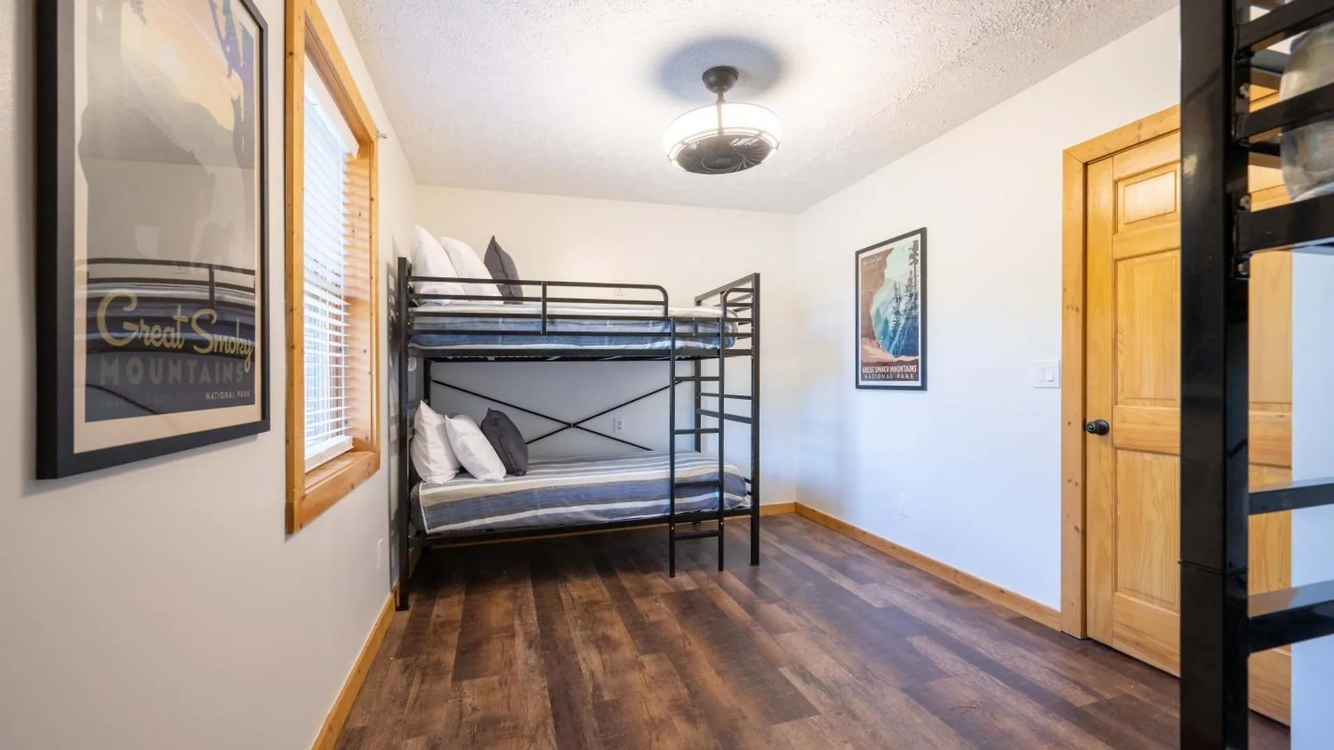 Breathtaking 5-bedroom Getaway With Game Room, Hot Tub, And Theatre Holiday home Pigeon Forge