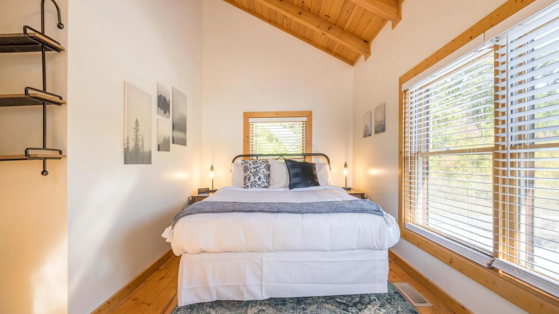 Breathtaking 5-bedroom Getaway With Game Room, Hot Tub, And Theatre Holiday home