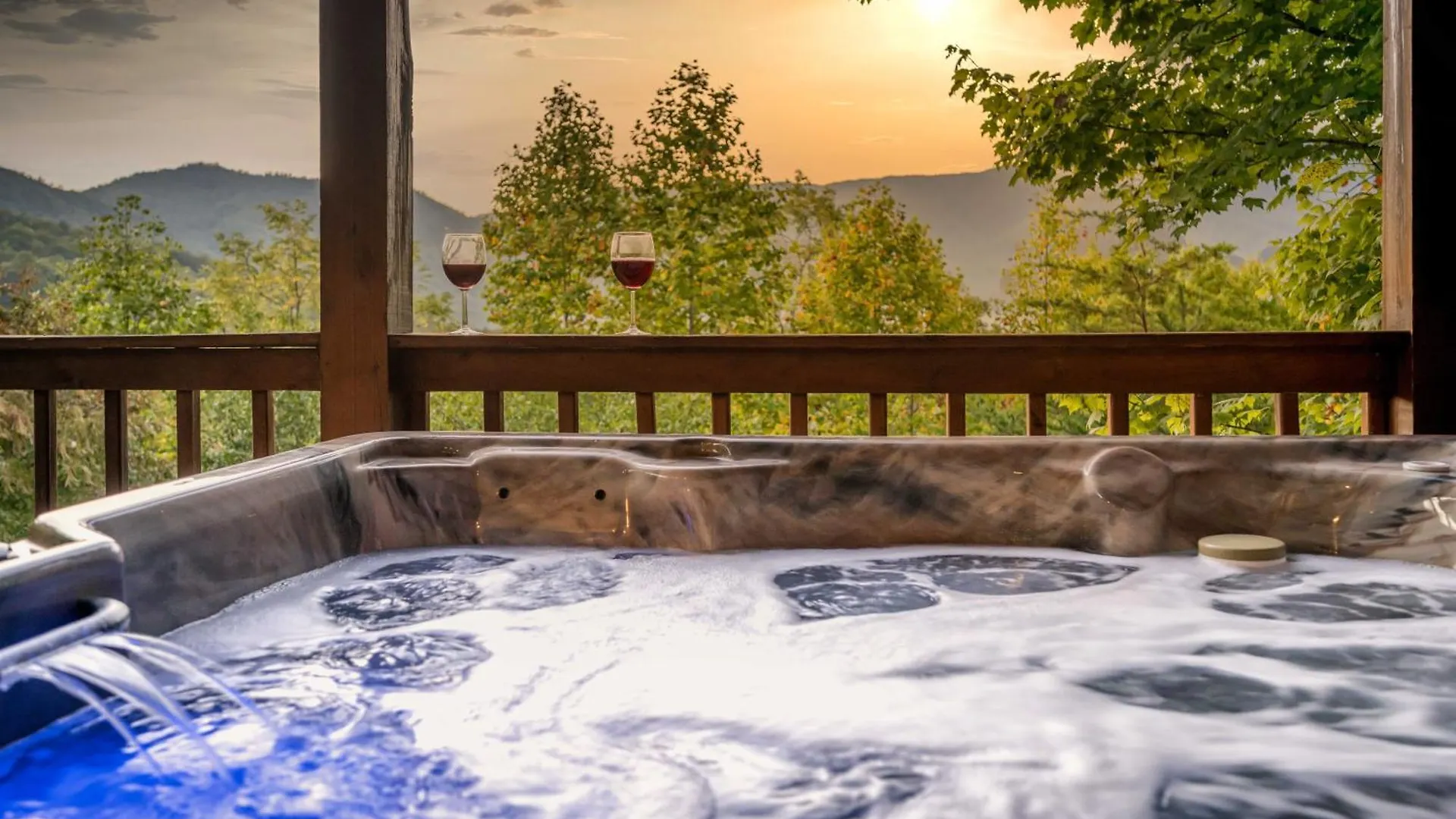 Holiday home Breathtaking 5-bedroom Getaway With Game Room, Hot Tub, And Theatre