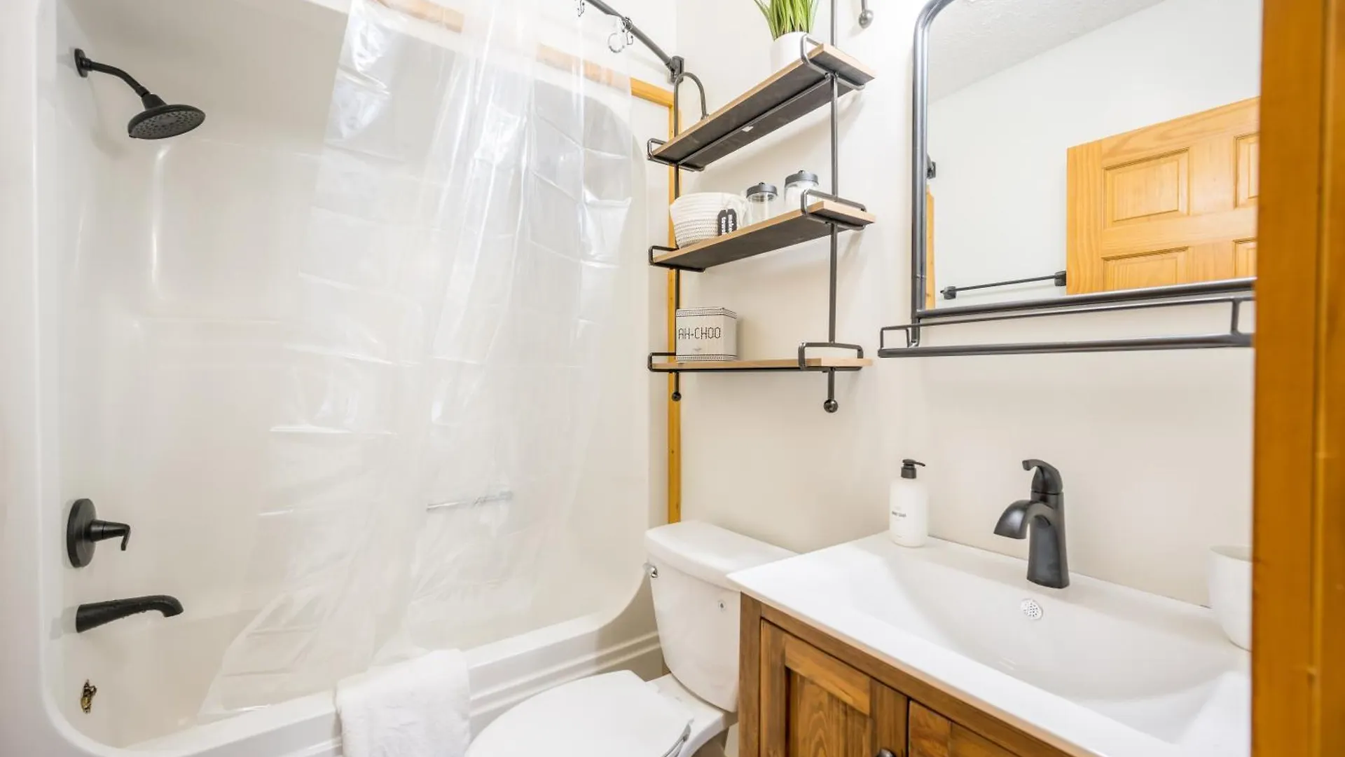 Holiday home Breathtaking 5-bedroom Getaway With Game Room, Hot Tub, And Theatre *