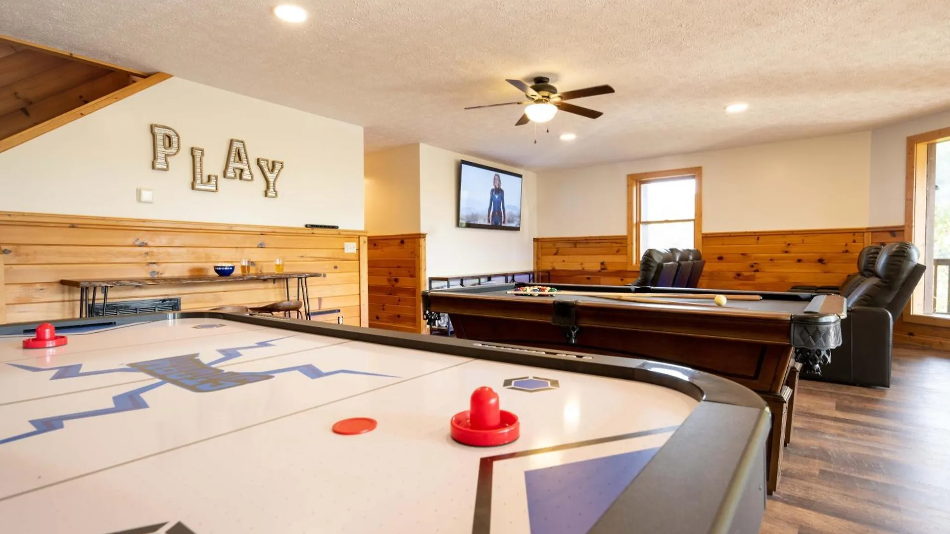 Breathtaking 5-bedroom Getaway With Game Room, Hot Tub, And Theatre Holiday home