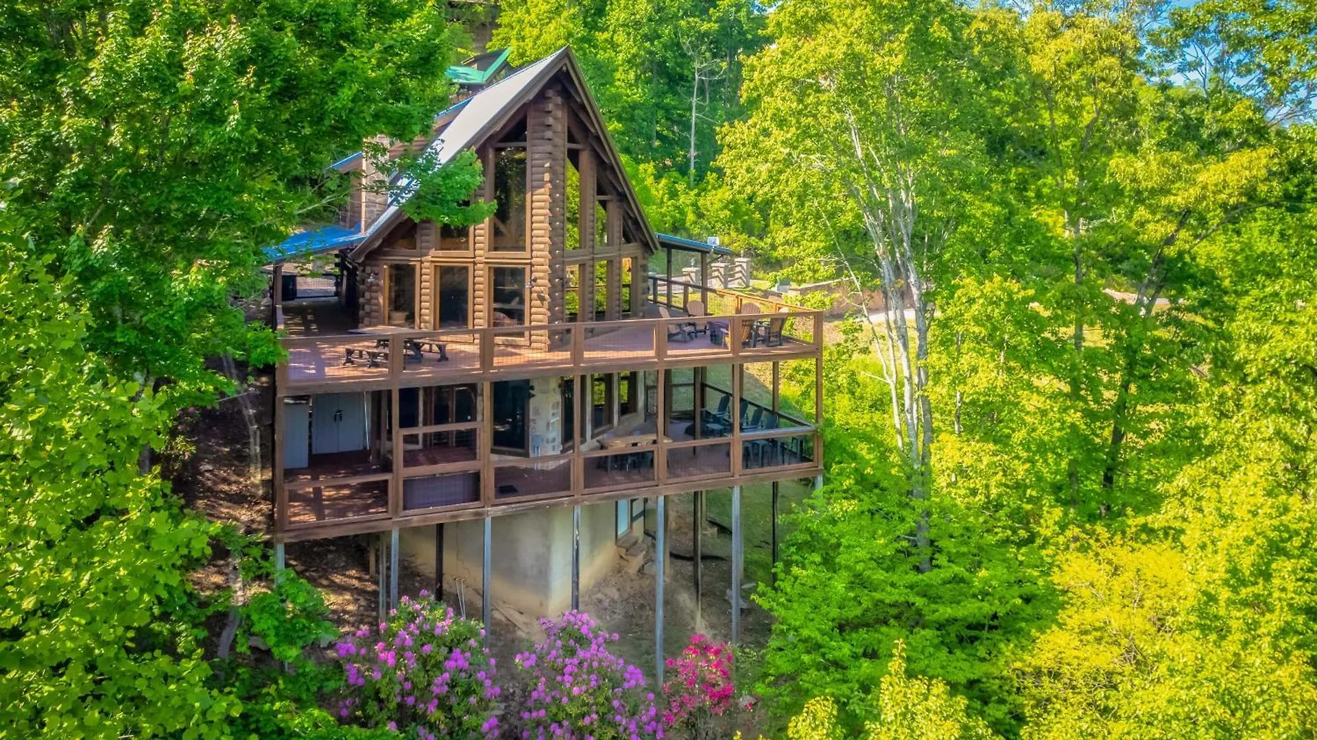 Breathtaking 5-bedroom Getaway With Game Room, Hot Tub, And Theatre