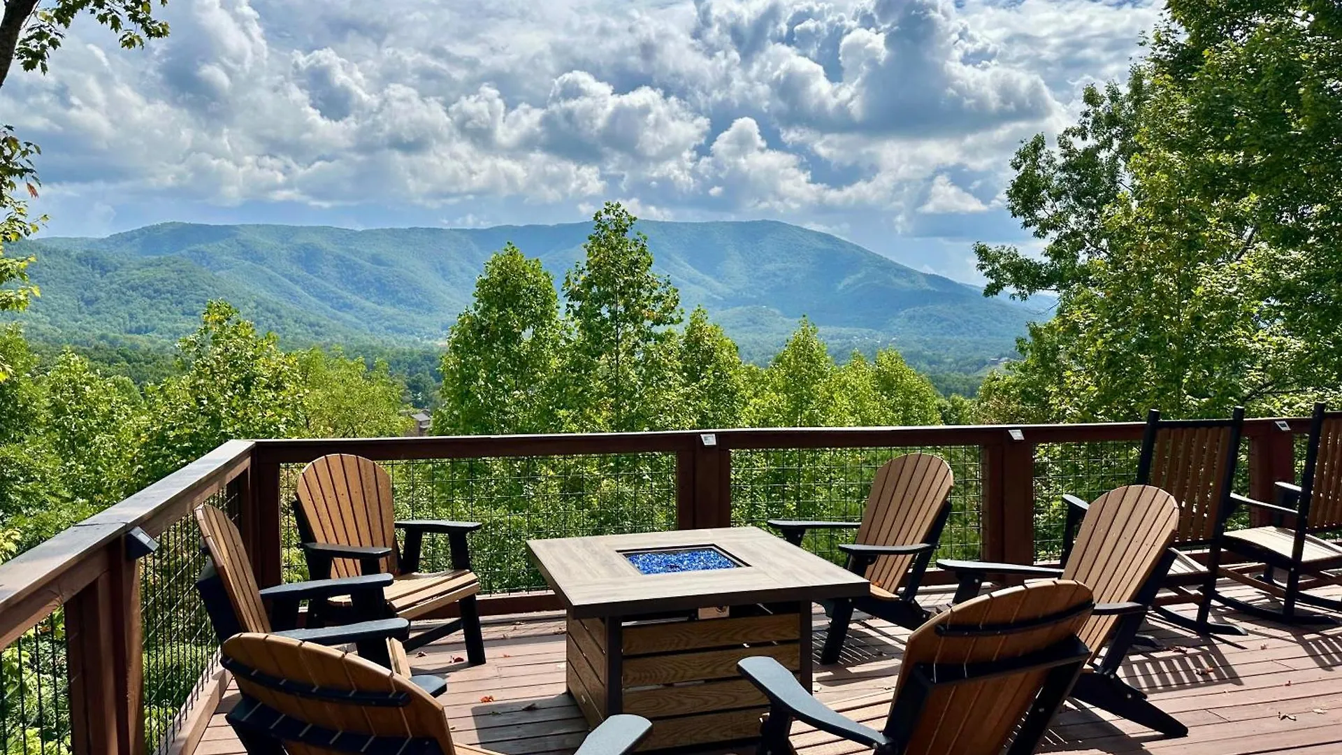 Breathtaking 5-bedroom Getaway With Game Room, Hot Tub, And Theatre Holiday home *