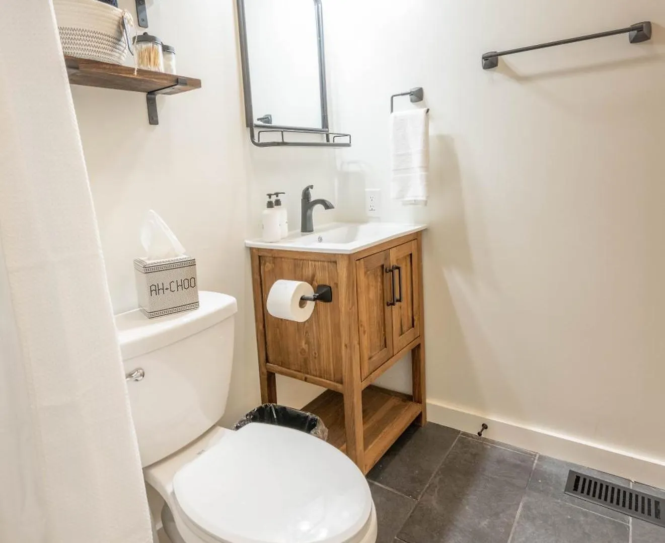 Breathtaking 5-bedroom Getaway With Game Room, Hot Tub, And Theatre Holiday home *