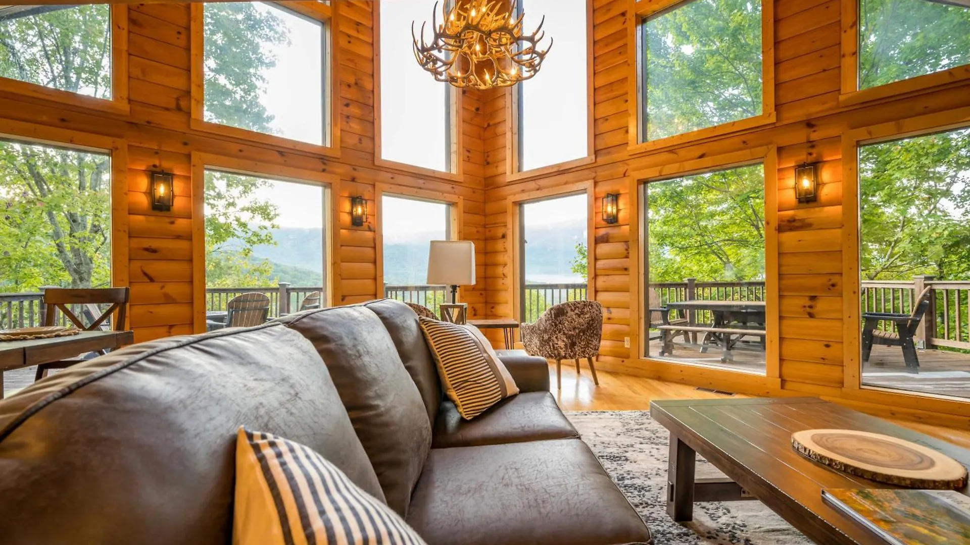 Holiday home Breathtaking 5-bedroom Getaway With Game Room, Hot Tub, And Theatre *