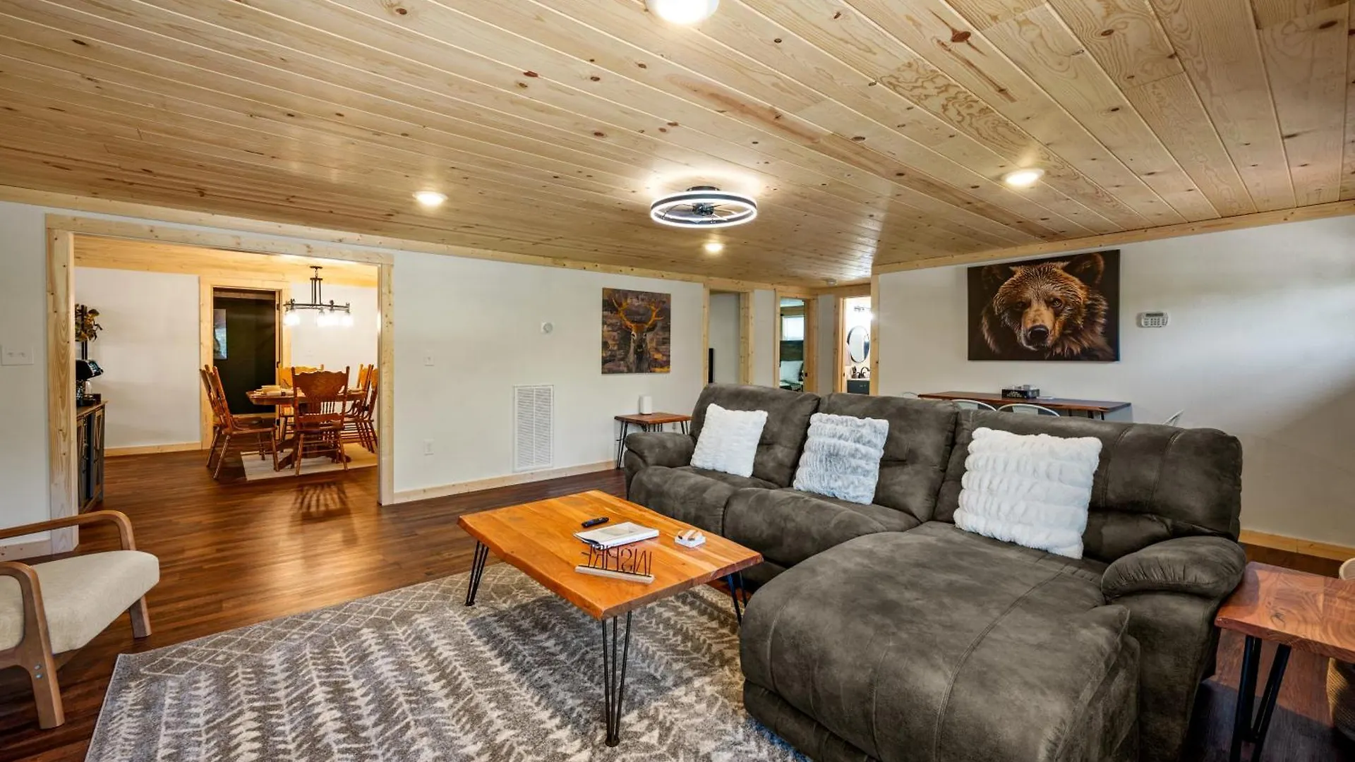 Location, Hot Tub, Theater, Grill, Ez Roads Holiday home