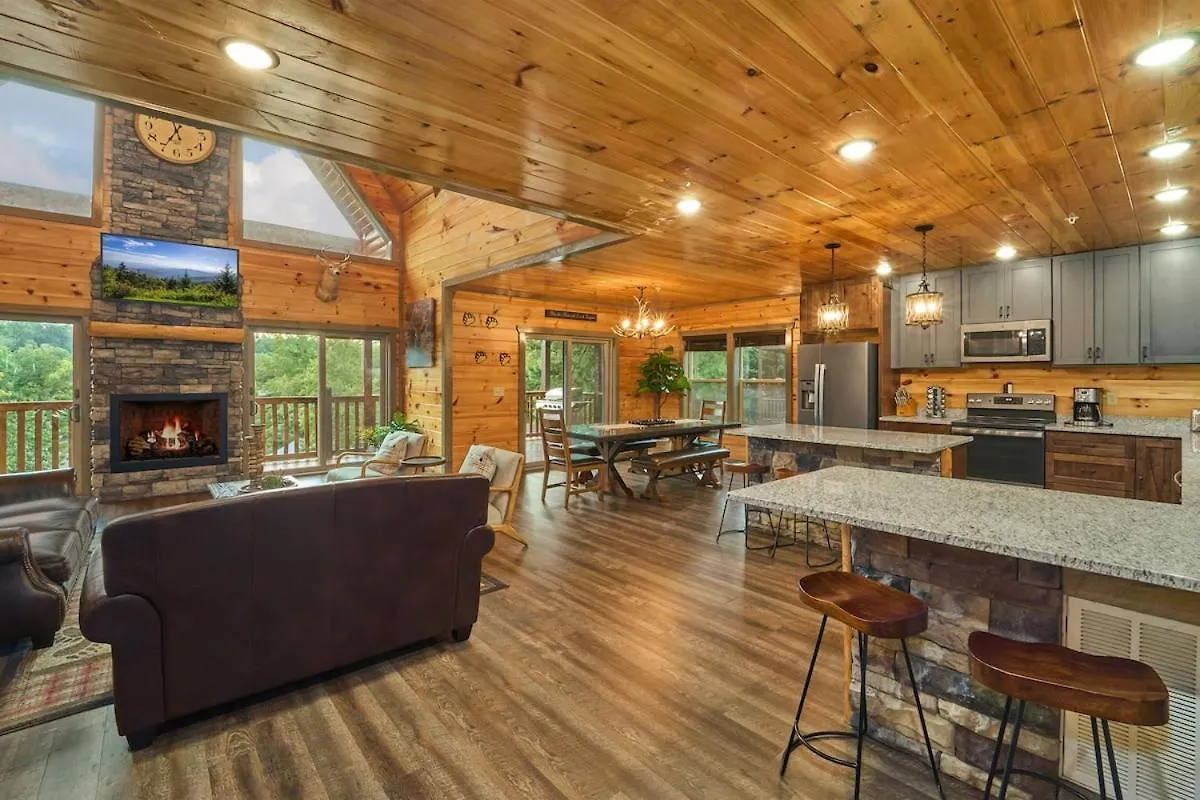 Holiday home In & Out Pool, Near Dollywood, Game Room, Luxury *