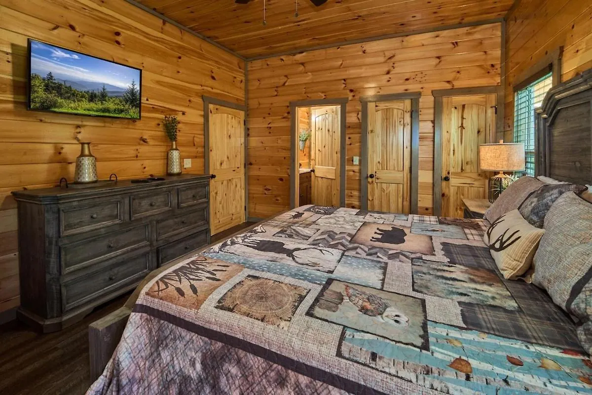 Holiday home In & Out Pool, Near Dollywood, Game Room, Luxury Pigeon Forge