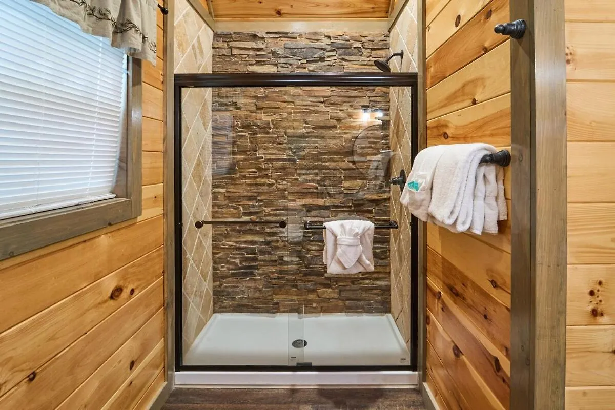In & Out Pool, Near Dollywood, Game Room, Luxury Holiday home Pigeon Forge