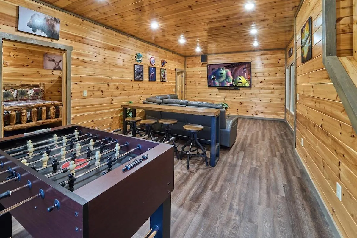 Holiday home In & Out Pool, Near Dollywood, Game Room, Luxury Pigeon Forge