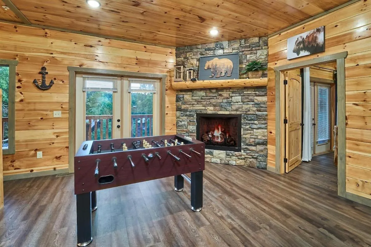 Holiday home In & Out Pool, Near Dollywood, Game Room, Luxury *
