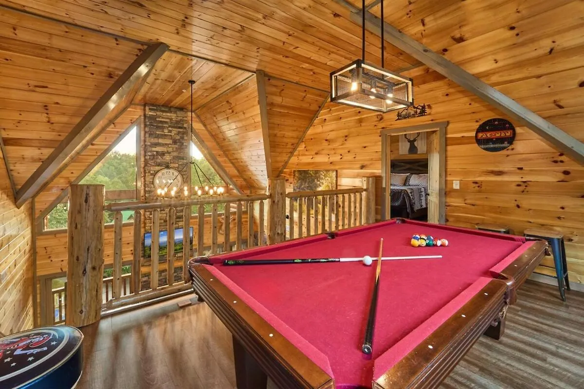 In & Out Pool, Near Dollywood, Game Room, Luxury Holiday home *