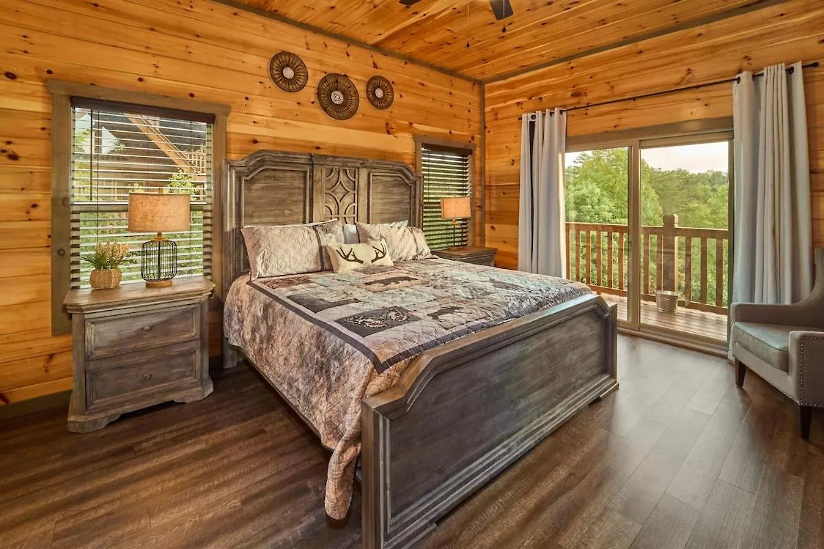 In & Out Pool, Near Dollywood, Game Room, Luxury Holiday home Pigeon Forge
