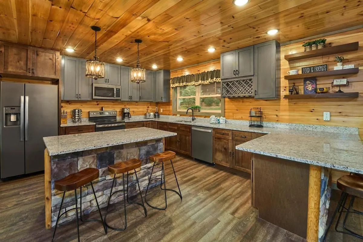 Holiday home In & Out Pool, Near Dollywood, Game Room, Luxury *